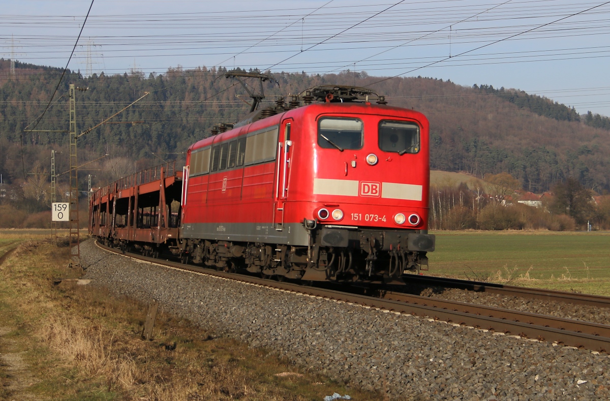 151 073-4 mit leerem Autotransportzug in Fahrtrichtung Süden. Aufgenommen am 14.02.2015 zwischen Ludwigsau-Friedlos und Mecklar.