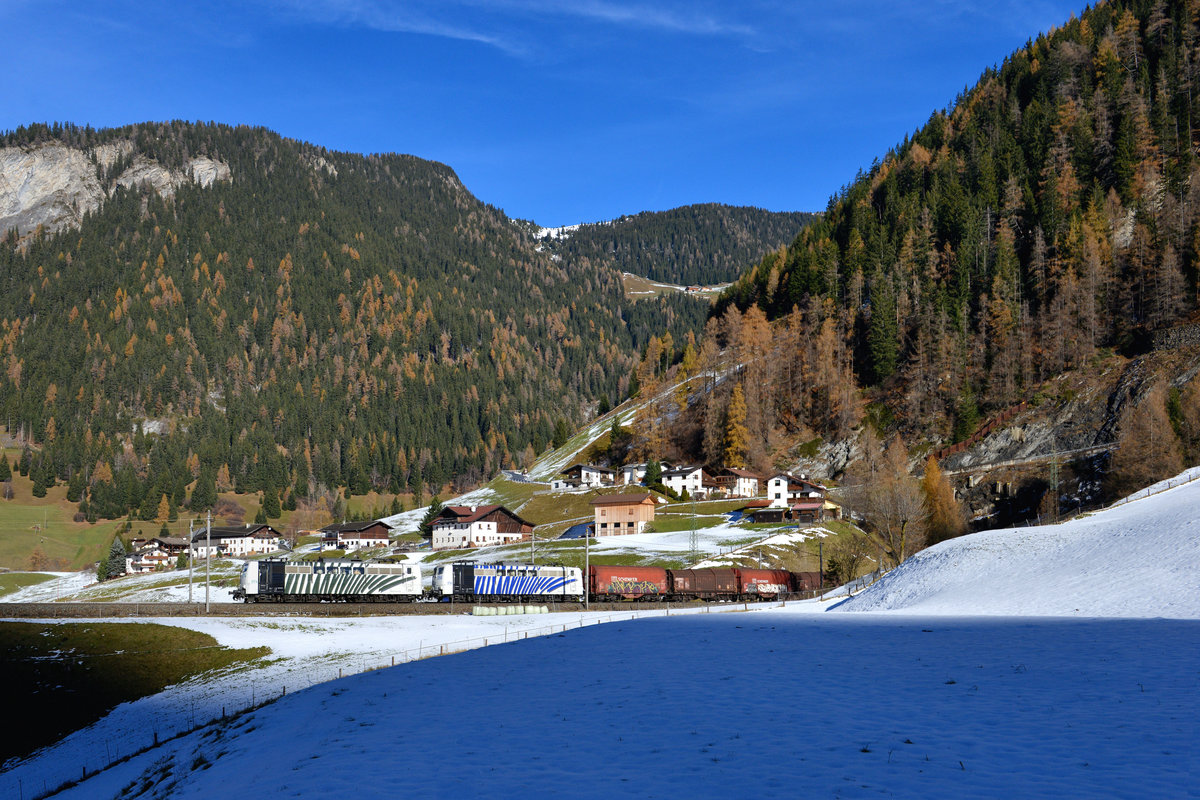 151 074 + 151 056 mit GAG 44121 am 22.11.2017 bei St. Jodok am Brenner. 