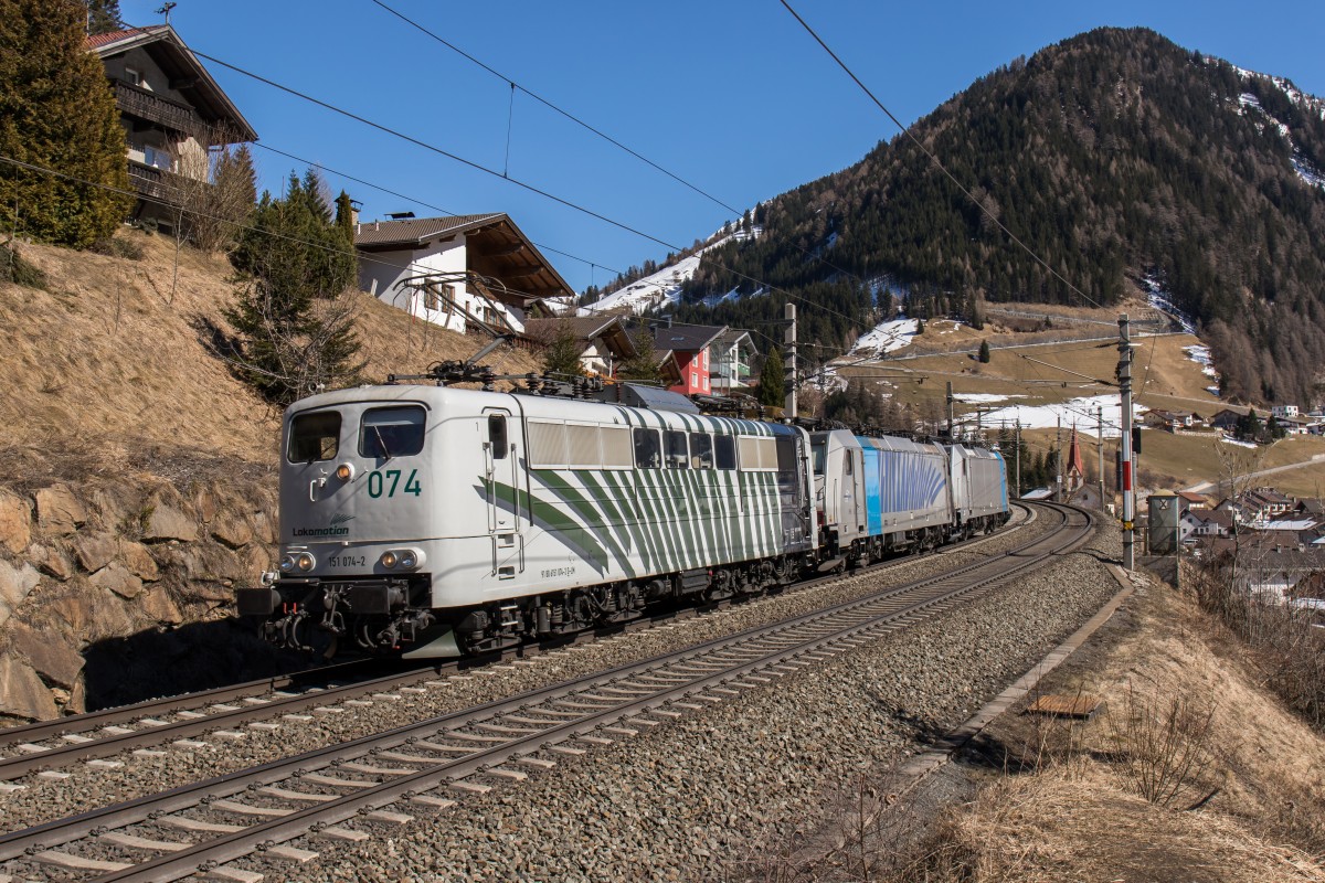 151 074, 186 102 und 186 290 von Lokomotion fahren am 19. März durch St. Jodok in Richtung Kufstein.