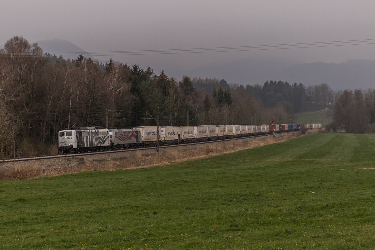 151 074 und 186 281 von Lokomotion mit dem 41857 am 1. April 2016 bei Übersee.