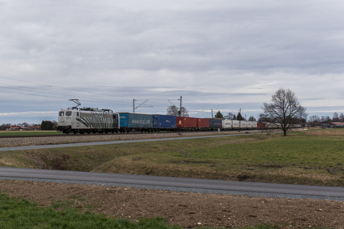 151 074 von Lokomotion mit dem 41856 am 9. Februar 2016 bei Übersee.