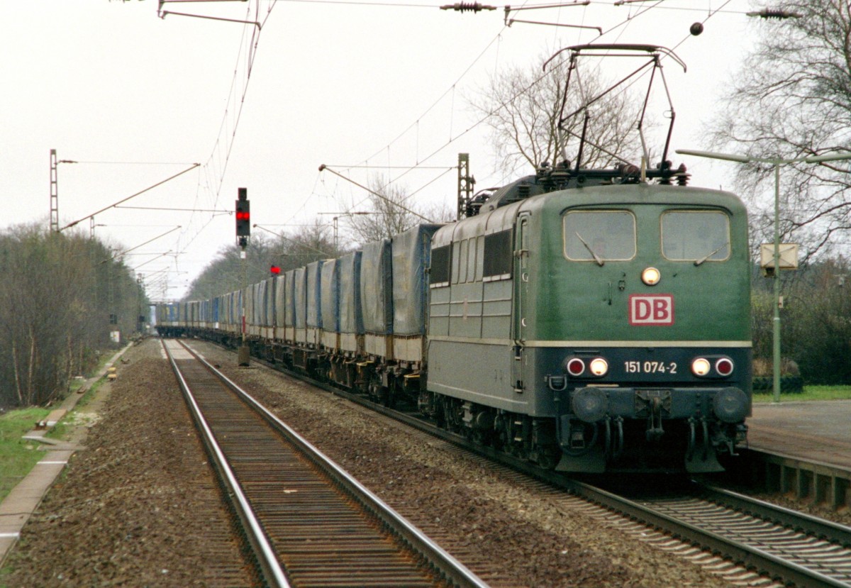 151 074 mit G�terzug Richtung Hamburg am 16.03.1997 in Radbruch