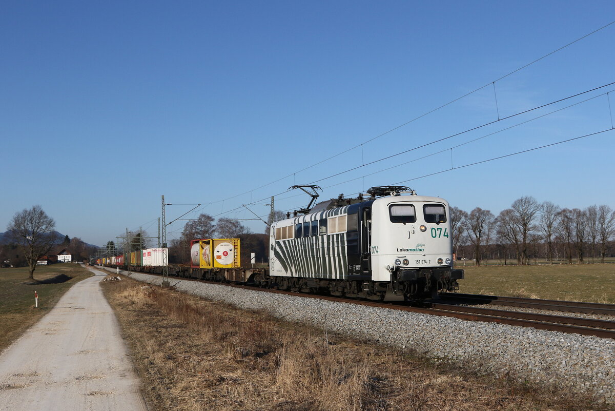 151 074 war am 3. März 20222 mit einem Containerzug bei Übersee am Chiemsee in Richtung Salzburg unterwegs.