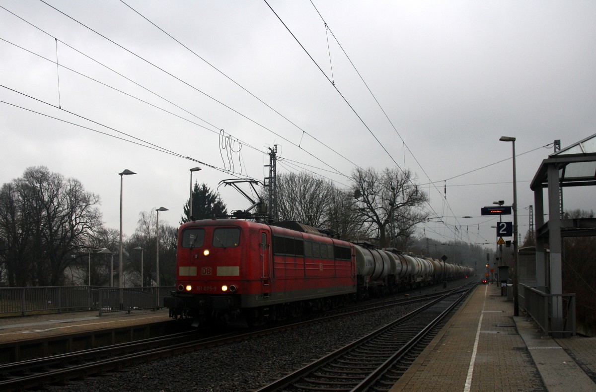 151 075-9 DB kommt durch Kohlscheid aus Richtung Aachen-West,Laurensberg,Richterich mit einem Kurzen Kesselzug aus Antwerpen-Rhodesie(B) nach Schwedt (Oder) und fährt in Richtung Herzogenrath,Neuss.
Bei Regenwetter am Abend vom 25.3.2015.