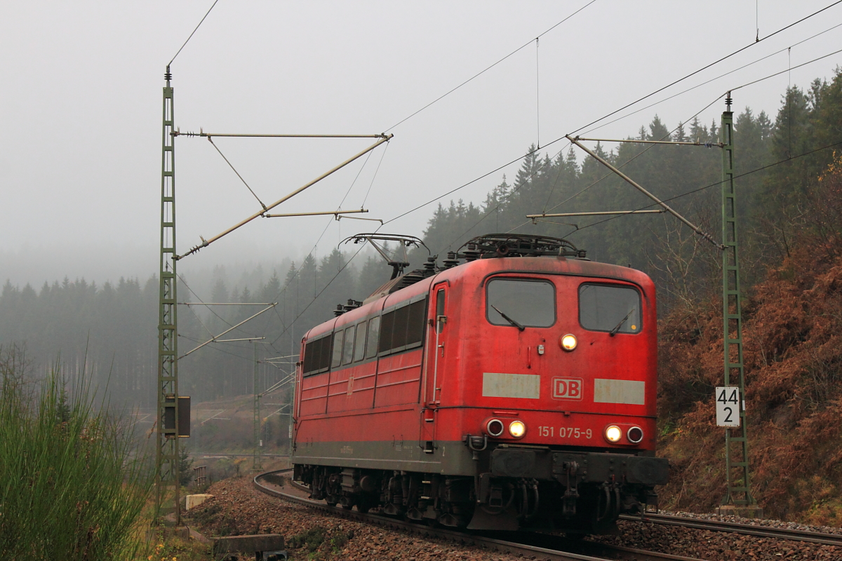 151 075-9 DB Schenker bei Steinbach im Frankenwald am 13.11.2015.