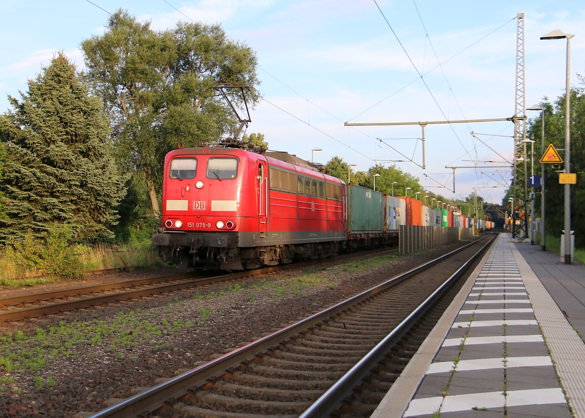 151 075-9 mit Containerzug in Fahrtrichtung Norden. Aufgenommen in Friedland(HAN) am 25.07.2014.