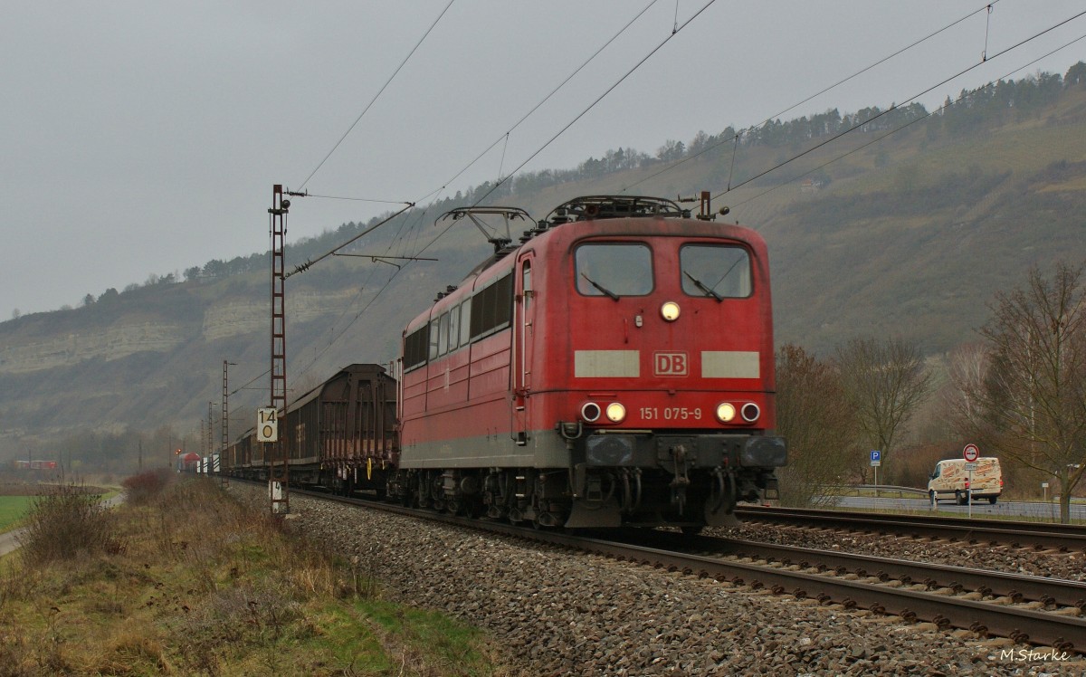 151 075-9 mit einen gemischten Zug Richtung Süden in Thüngersheim am 22.01.14.