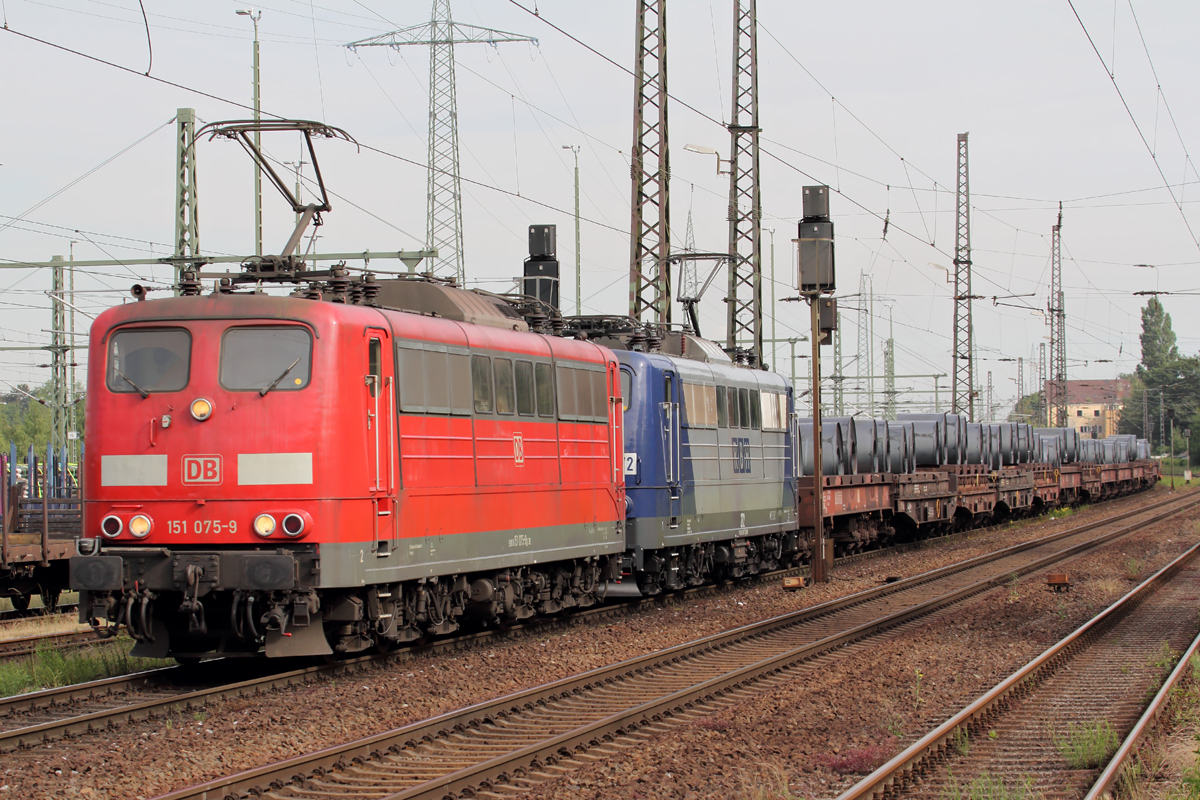 151 075-9 mit RBH 272 (151 081-7) durchfahren Duisburg-Bissingheim 10.6.2016