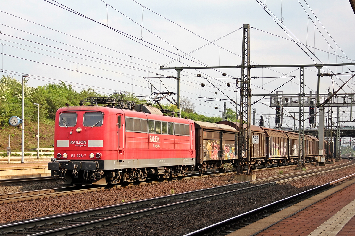 151 076-7 aus südlicher Richtung kommend bei der Einfahrt in den Bahnhof Kassel Wilhelmshöhe (Gleis 6) 29.04.2014