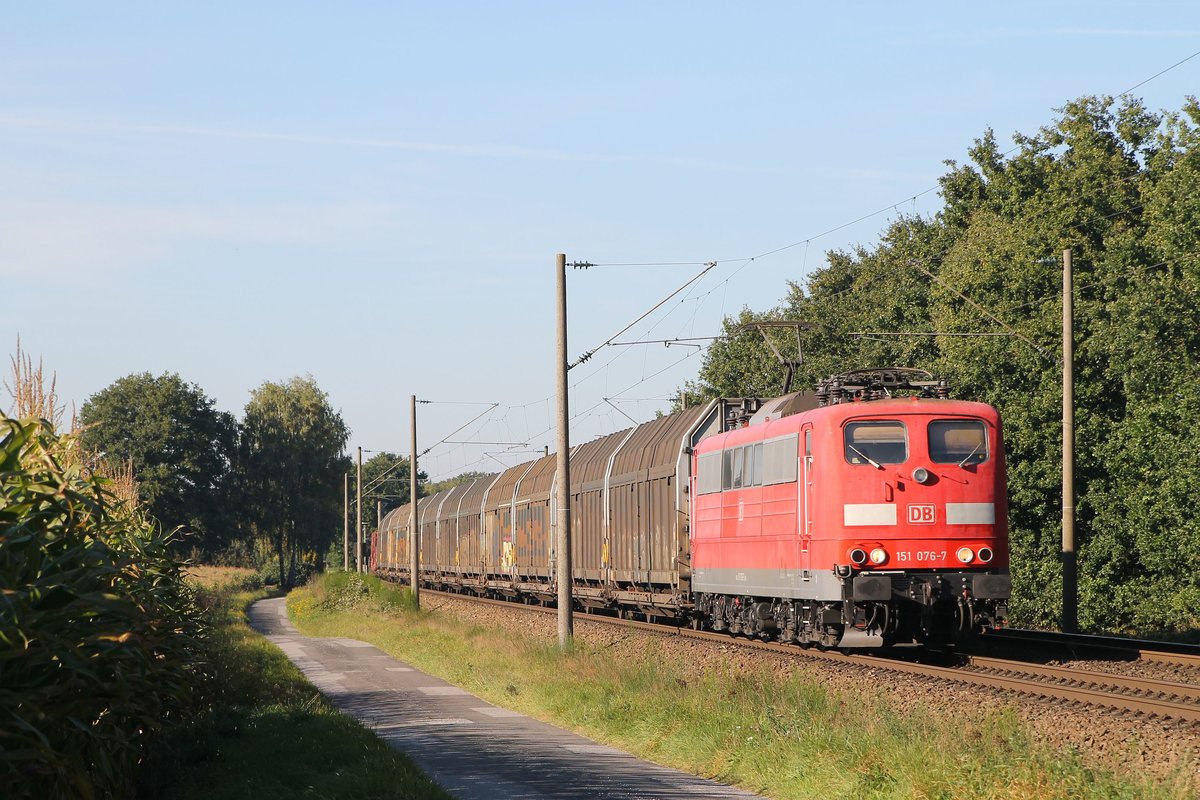151 076-7 (Baujahr: 1975) mit einem Güterzug Emden-Osnabrück bei Leschede am 2-10-2015.