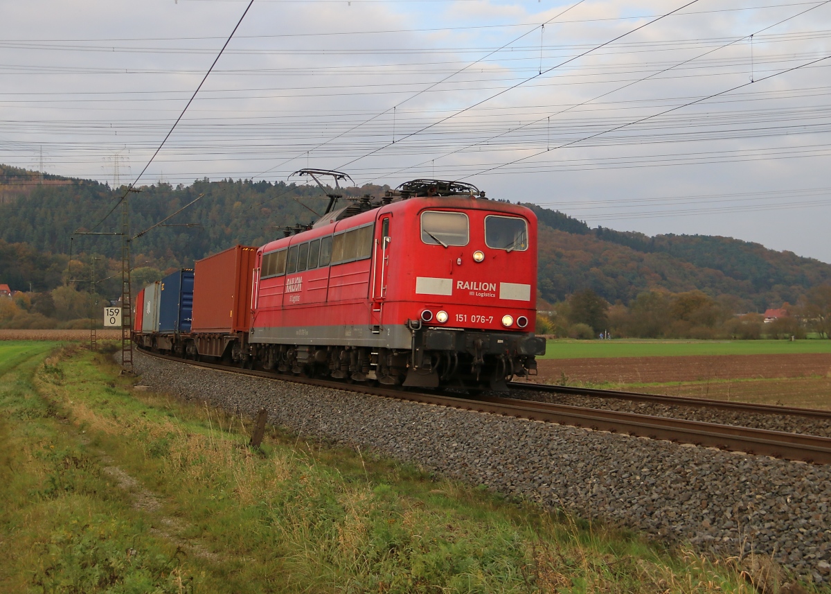 151 076-7 mit Containerzug in Fahrtrichtung Süden. Aufgenommen am 26.10.2014 zwischen Mecklar und Ludwigsau-Friedlos.