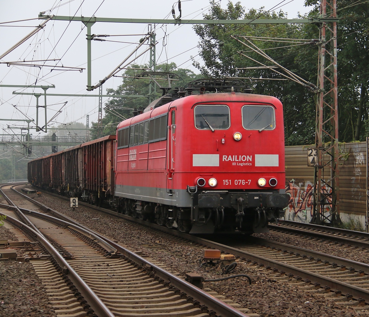 151 076-7 mit Hochbordwagen-Ganzzug aus Richtung Osten kommend weiter in Richtung Seelze. Aufgenommen in Hannover Linden-Fischerhof am 20.09.2014.