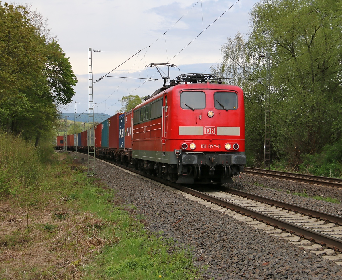 151 077-5 mit Containerzug in Fahrtrichtung Süden. Aufgenommen in Wehretal-Reichensachsen am 30.04.2015.
