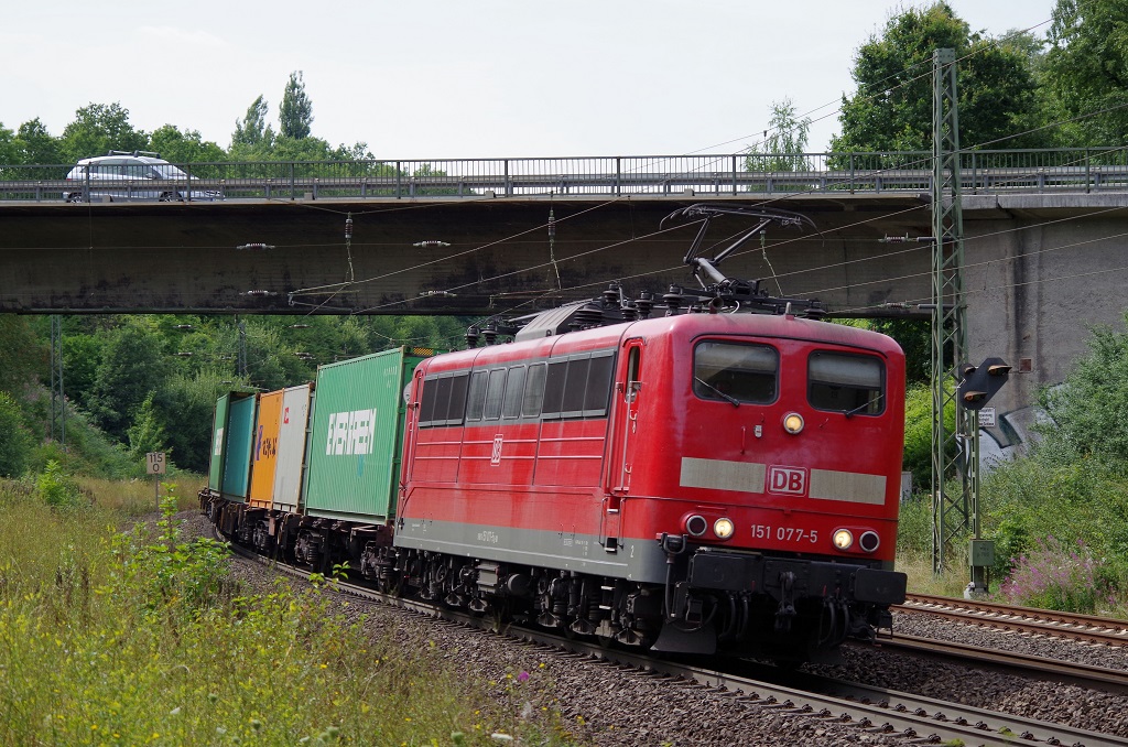 151 077 mit Containerzug am 15.08.2013 in Gtzenhof gen Bebra. 