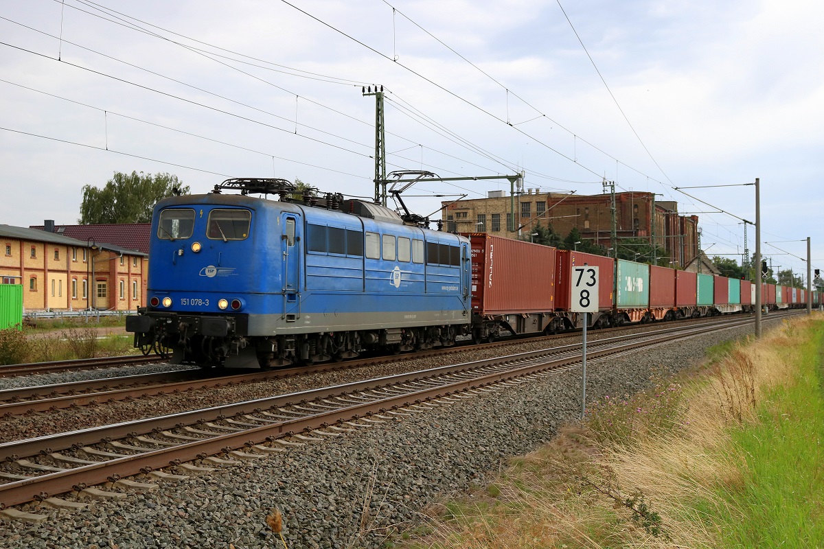 151 078-3 der Eisenbahngesellschaft Potsdam mbH (EGP) als Containerzug fährt in Niemberg auf der Bahnstrecke Magdeburg–Leipzig (KBS 340) Richtung Köthen. [9.9.2017 | 12:39 Uhr]