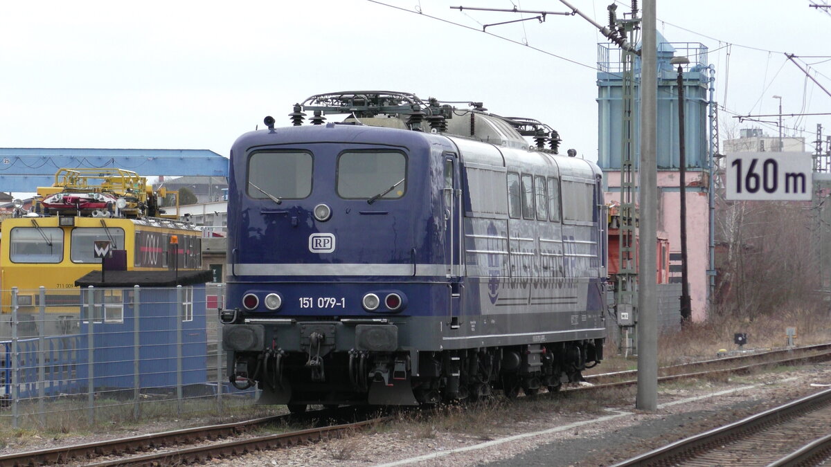 151 079-1 von Railsystems RP ruht am 27.02.2021 vor dem Bahnbetriebswerk in Gotha.