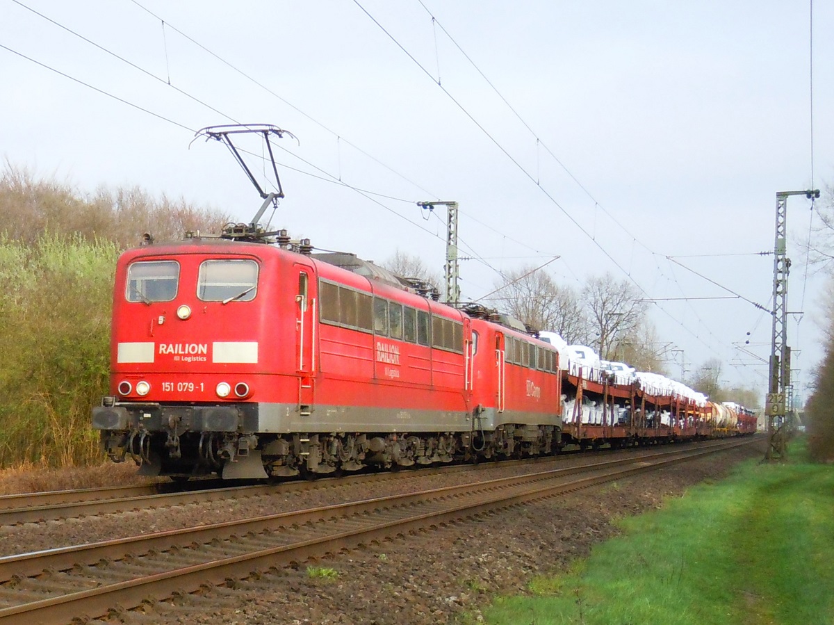 151 079 und eine 140 als Wagenlok in Rheine=Bentlage, April 2011