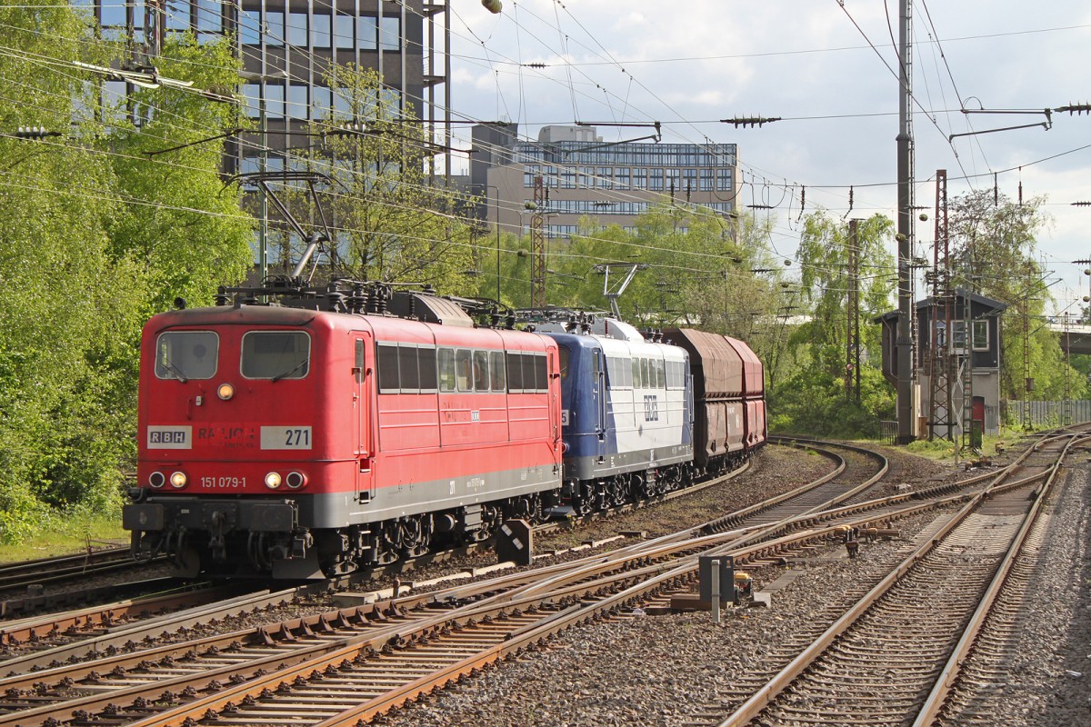 151 079 (RBH 271) und 151 021 (RBH 265) fuhren am 15.4.14 mit einem Kohlezug durch Düsseldorf-Rath.