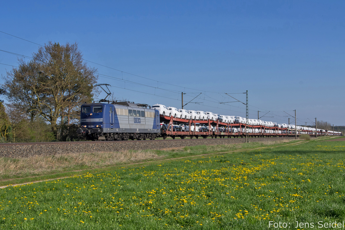 151 079 (RBH 271) mi einem Autozug aus Ingolstadt am 22.04.2016 bei Triesdorf.