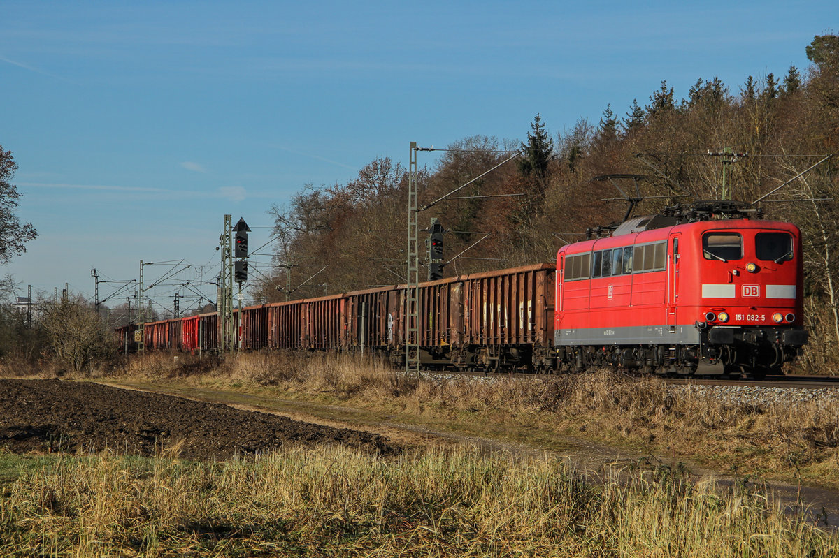 151 082-5 bei Zorneding am 13.12.16 mit einem Güterzug.