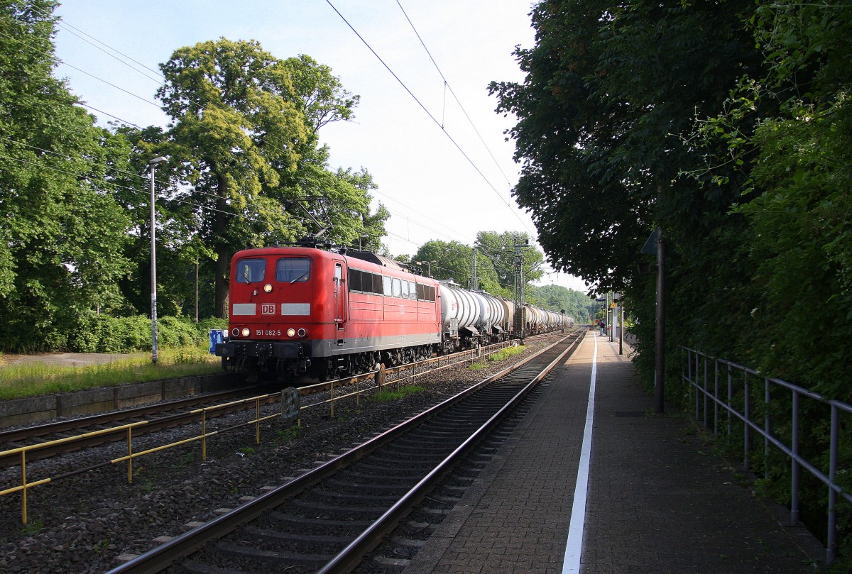 151 082-5 DB kommt durch Kohlscheid aus Richtung Aachen-West mit einem langen Kesselzug aus Antwerpen-Kanaaldok(B) nach Millingen und fährt in Richtung Herzogenrath,Neuss. 
Bei Sommerwetter am Nachmittag vom 29.6.2015.