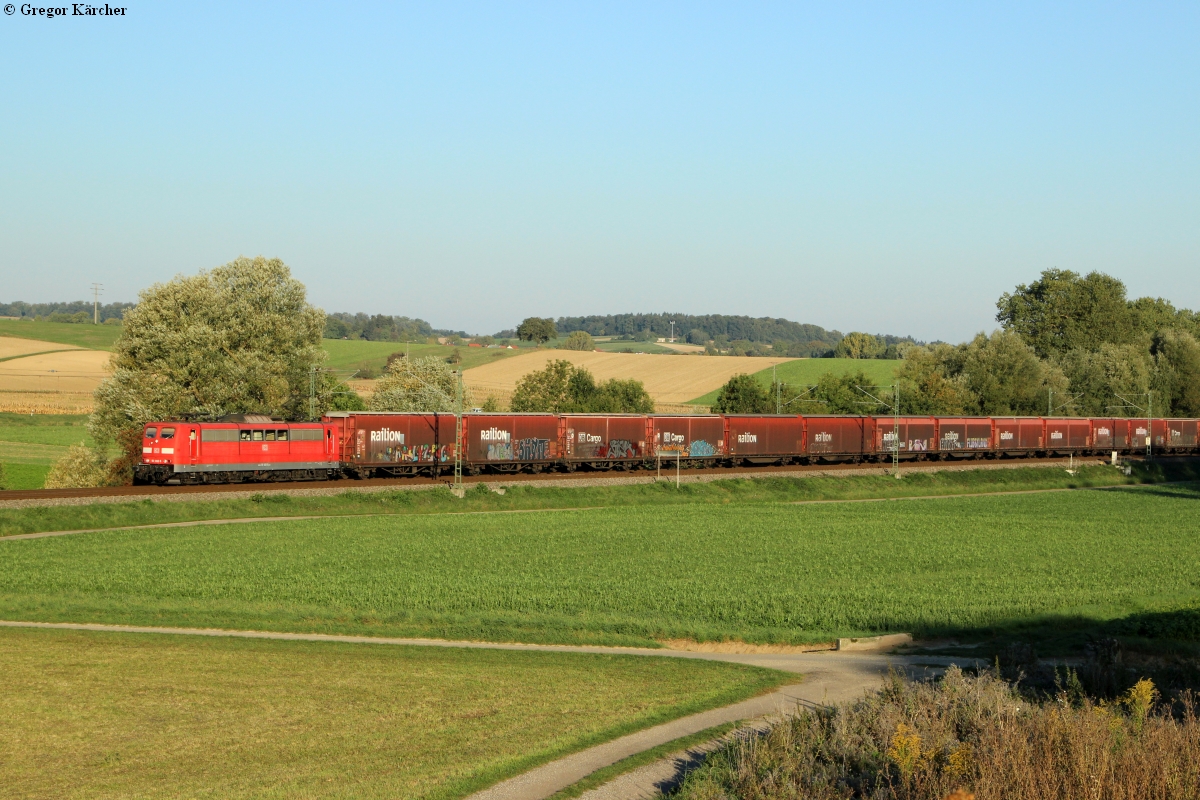 151 082 mit einem Automobillogistikzug Richtung Stuttgart bei Gondelsheim, 01.10.2015.