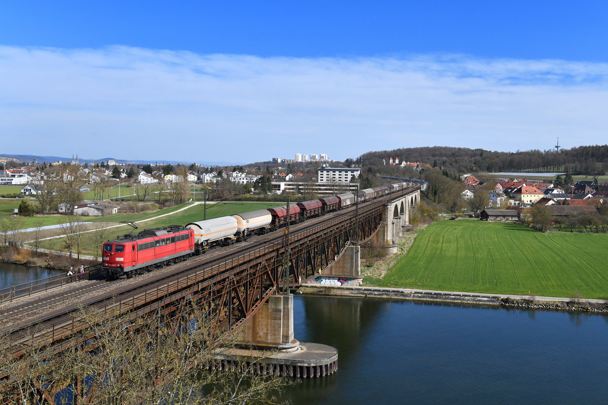 151 082 mit einem Güterzug am 04.04.2018 bei Regensburg-Prüfening.