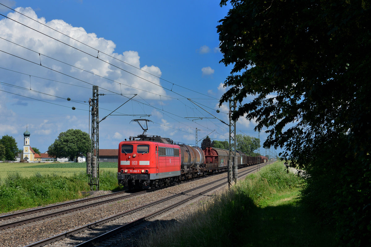 151 082 mit einem Güterzug am 27.06.2016 bei Amselfing. 