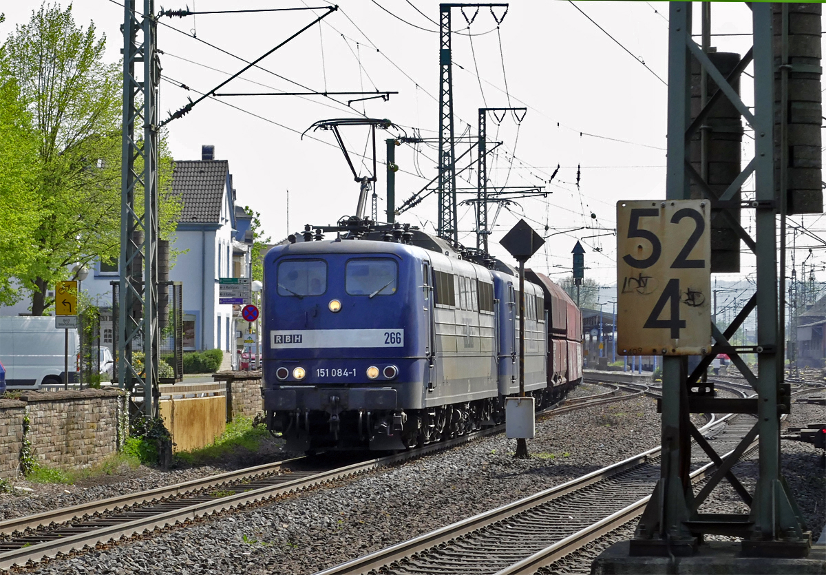 151 084-1 Doppeltraktion RBH-Güterzug durch Remagen - 21.04.2018