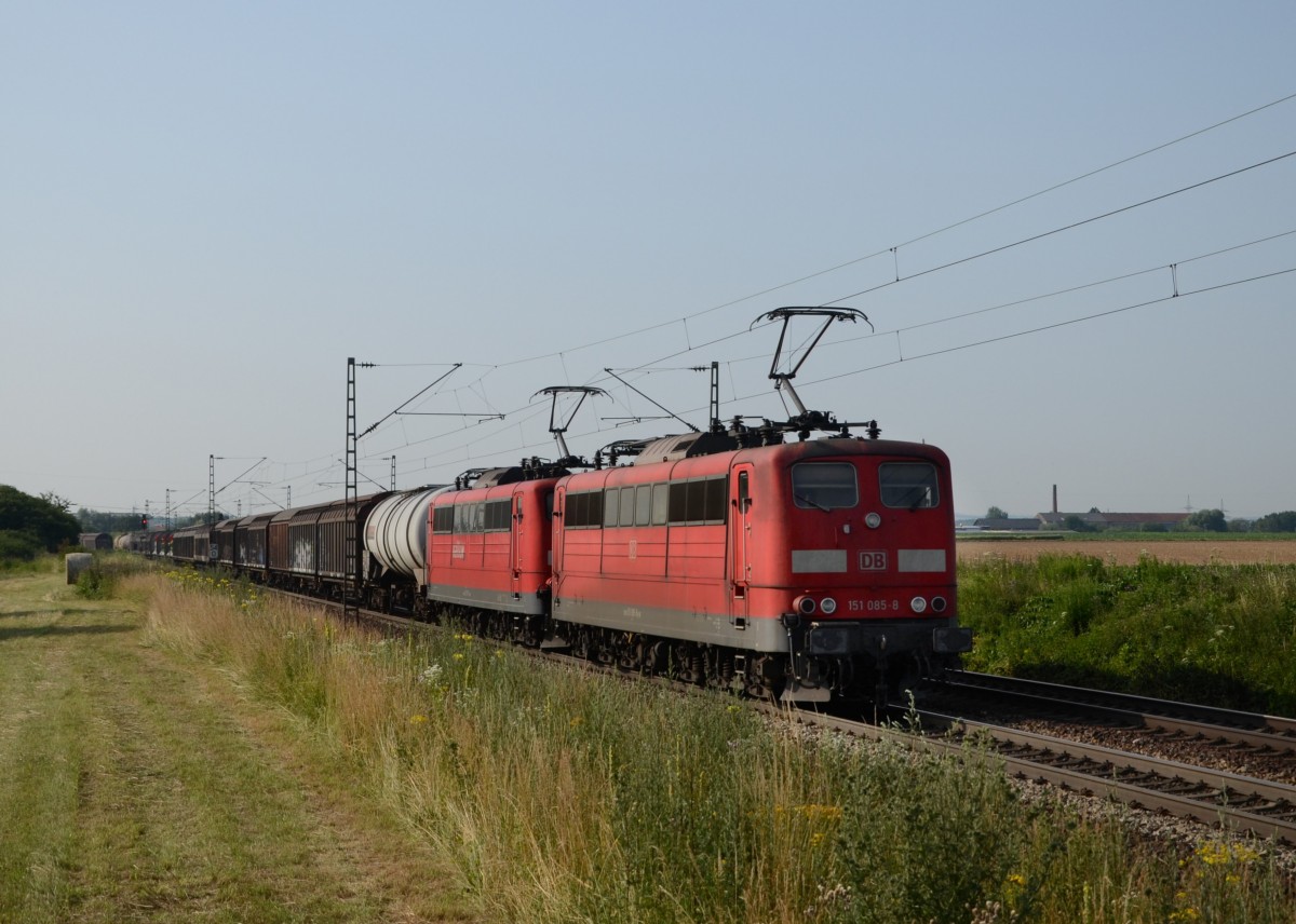 151 085 + 151 017 mit einem Güterzug am 14.07.2013 bei Plattling.
