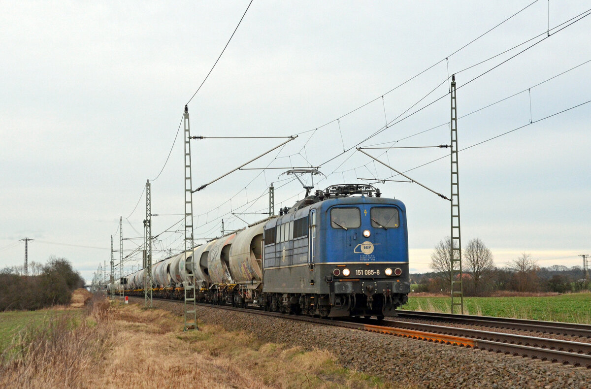 151 085 der EGP führte am 23.02.24 einen Zementzug durch Gräfenhainichen Richtung Bitterfeld.
