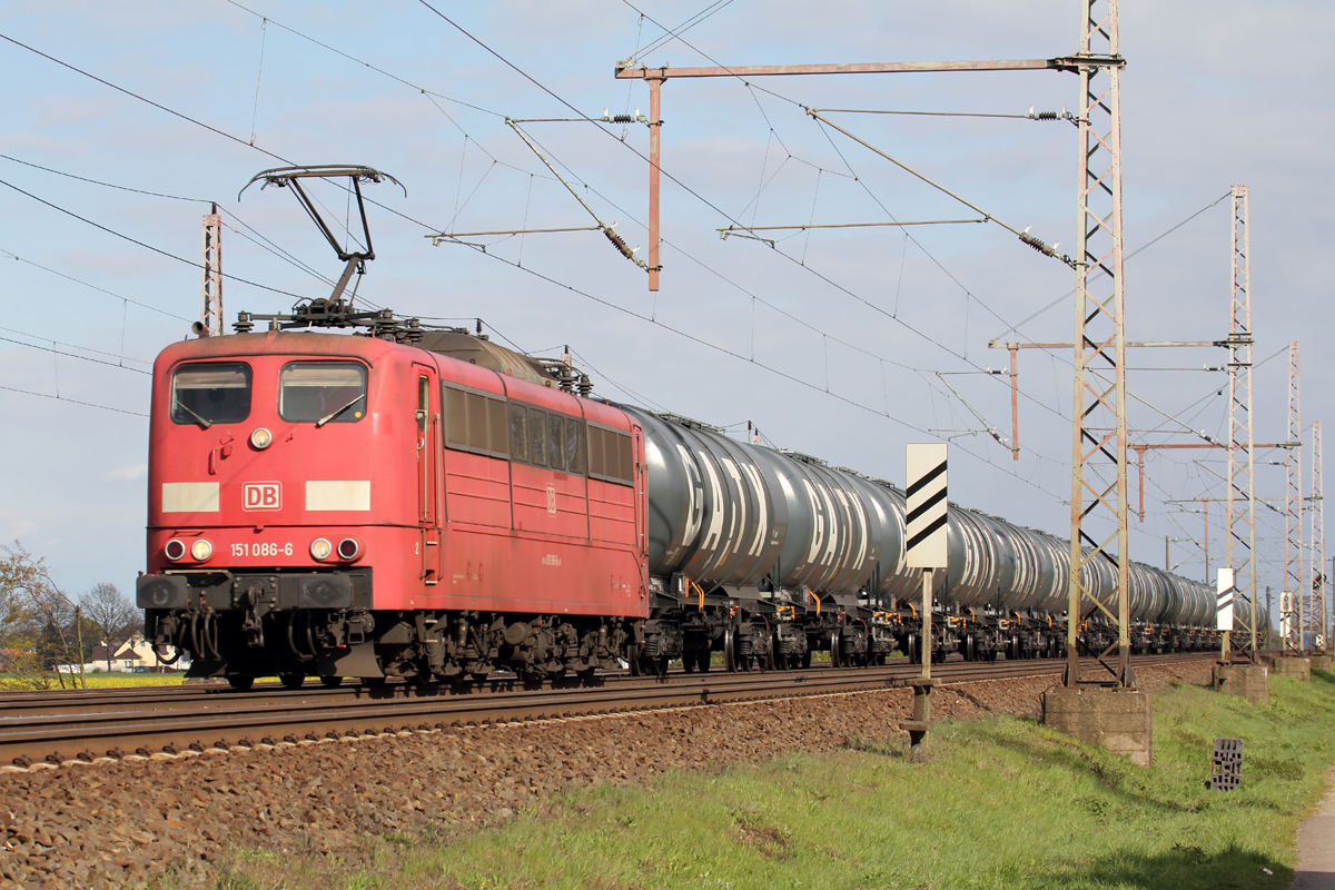 151 086-6 durchfährt Dedensen-Gümmer 19.4.2017
