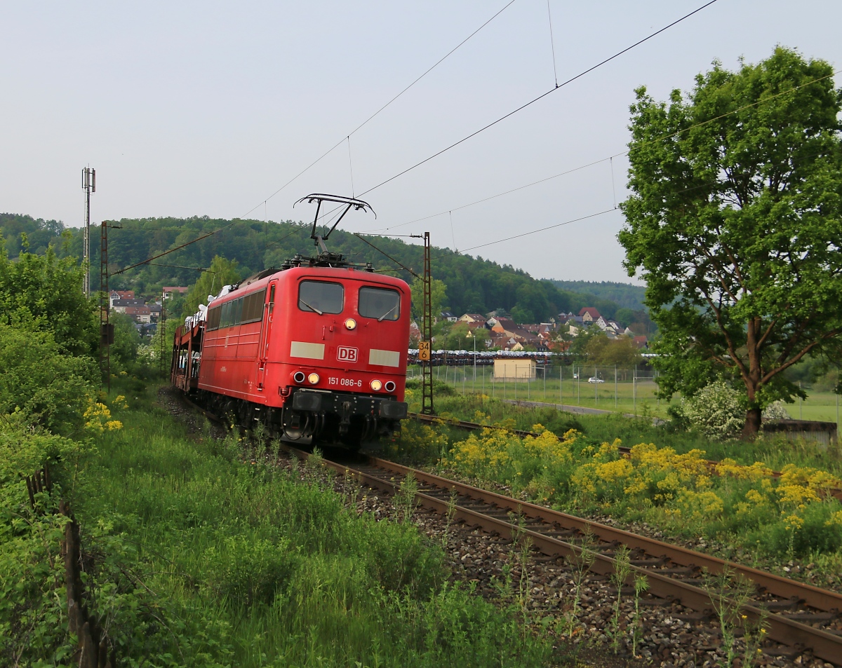 151 086-6 mit beladenem Autotransportzug in Fahrtrichtung Norden. Aufgenommen am 12.05.2015 in Wernfeld.