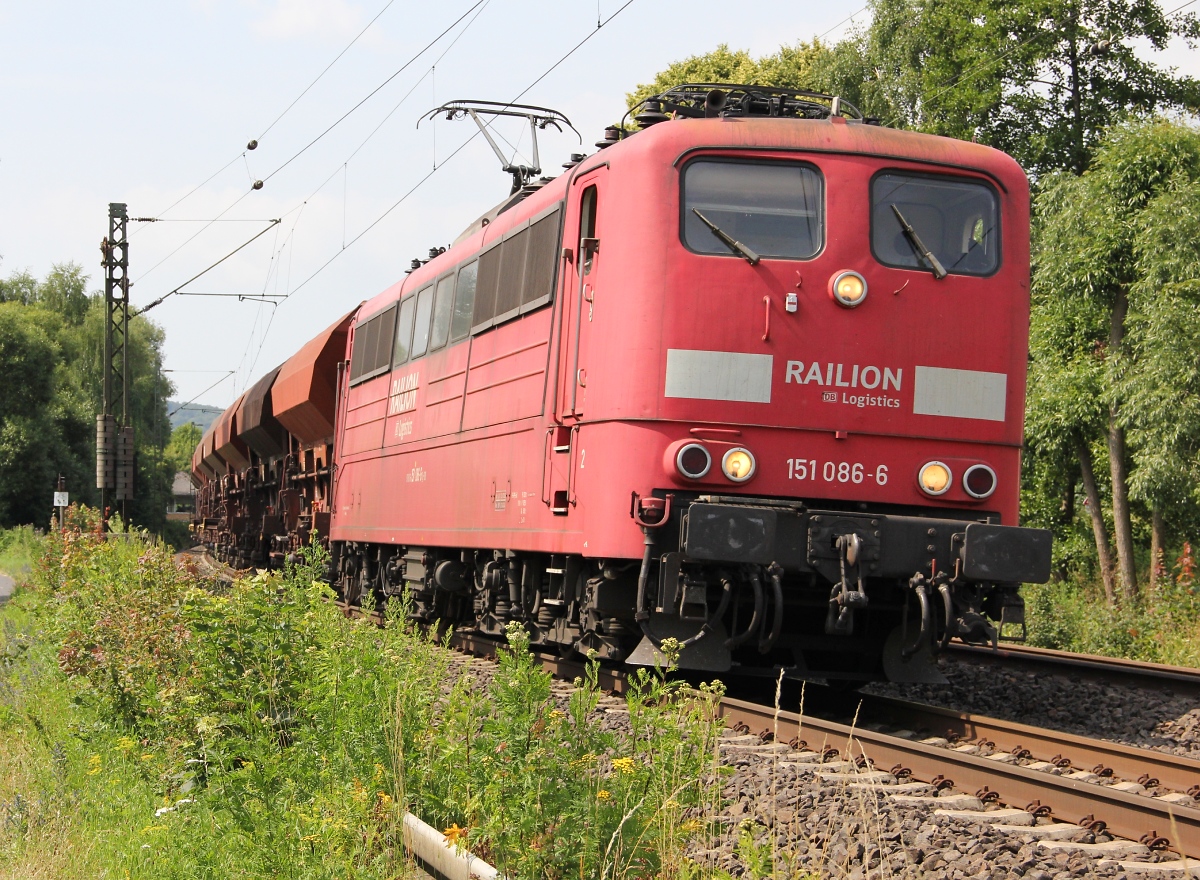 151 086-6 Schotterwagen-Ganzzug in Fahrtrichtung Norden. Aufgenommen bei Wehretal-Reichensachsen am 16.07.2013.
