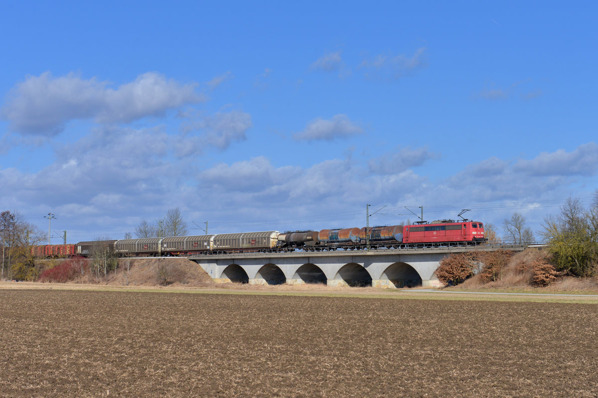 151 086 mit einem Güterzug am 02.03.2017 bei Sünching. 