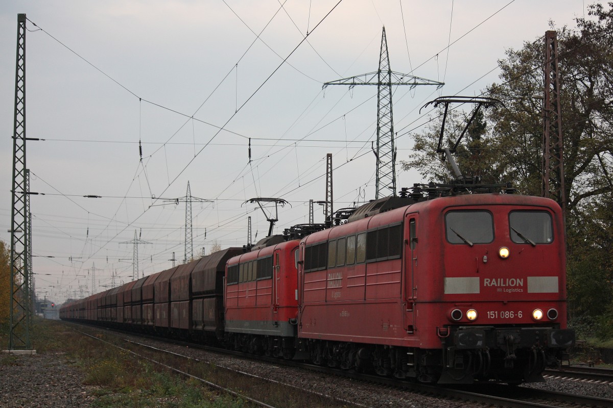151 086 mit einer weiteren 151er und einem Kohlezug am 21.11.13 in Ratingen-Lintorf.