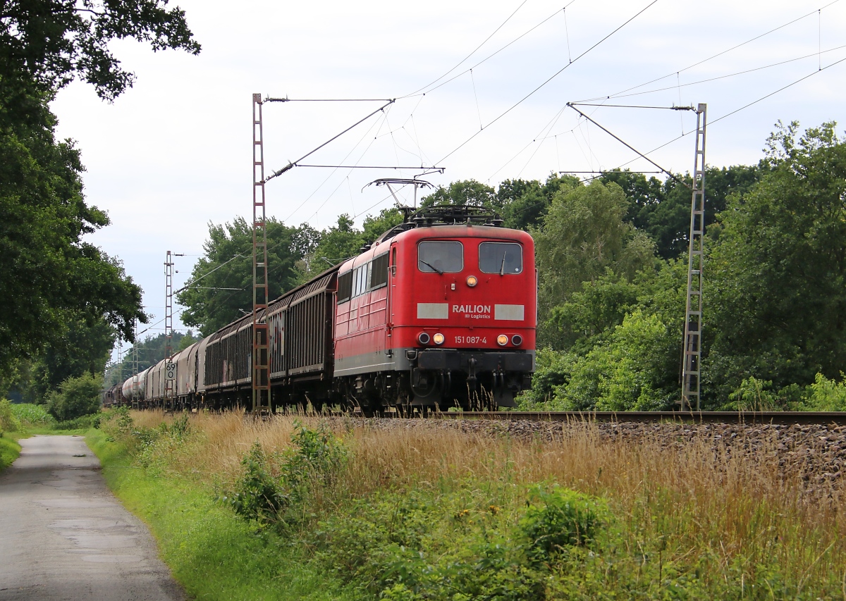 151 087-4 mit gemischtem Güterzug in Fahrtrichtung Verden(Aller). Aufgenommen am 22.07.2015 in Eystrup.