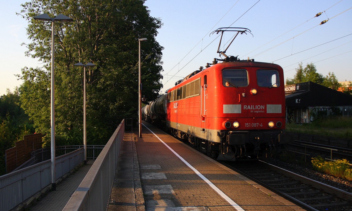 151 087-4 von Railion kommt durch Kohlscheid mit einem Kurzen Kesselzug aus Millingen(D) nach Antwerpen-Verb.Ibr.(B) und fährt durch Kohlscheid aus Richtung Herzogenrath und fährt die Kohlscheider-Rampe hoch nach Aachen-West. 
An einem schönem Sommerarbend vom 1.7.2015.