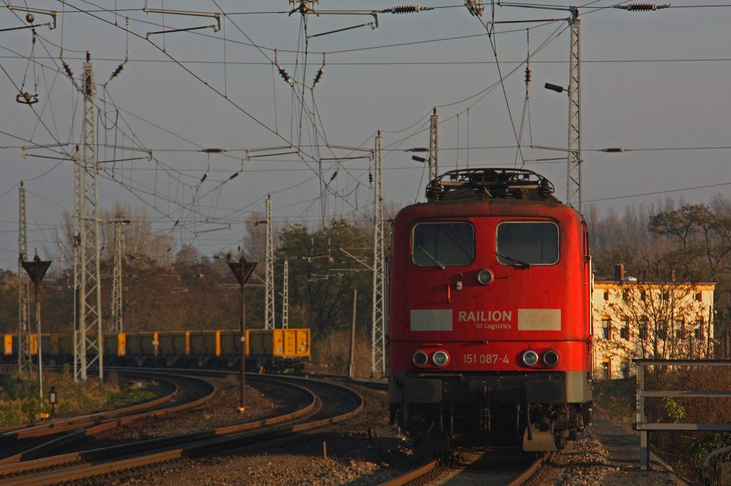 151 087 steht am 22.11.14 in Röblingen am See , im Hintergrund die noch beladenen Wagen mit Erde vom Stuttgart 21 projekt , die in Röblingen verfüllt wird.