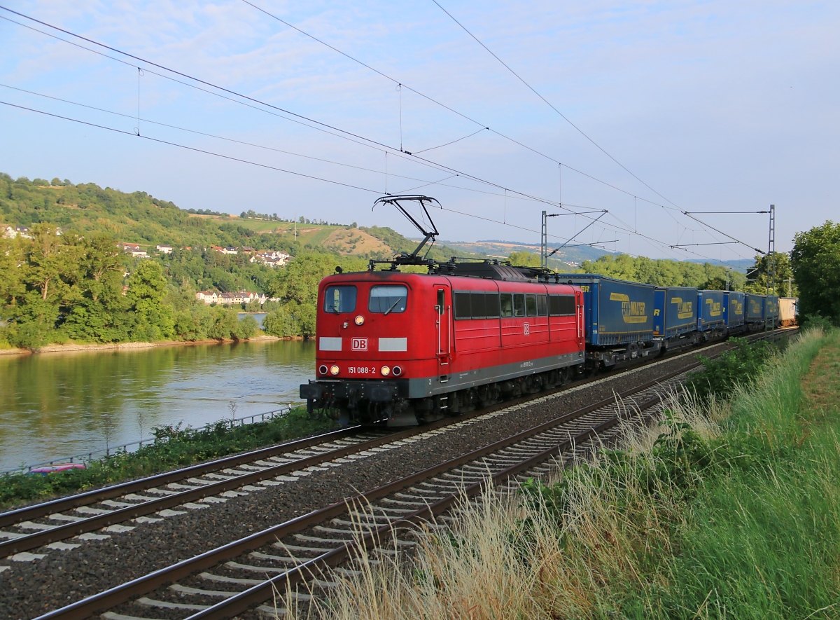 151 088-2 mit LKW-Walter KLV-Zug in Fahrtrichtung Rüdesheim. Aufgenommen am 16.07.2015 bei Lorch im Bächergrund.