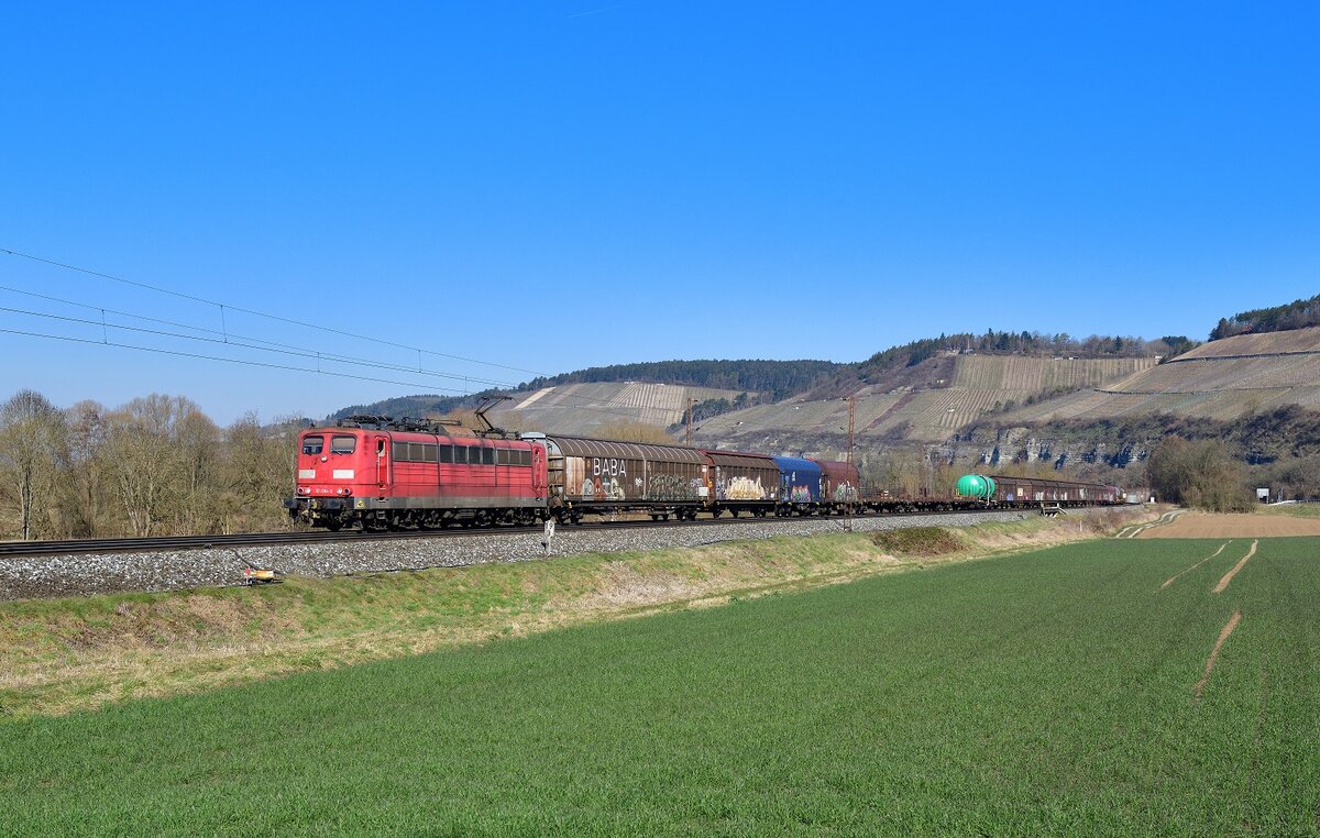 151 094 mit einem Güterzug am 08.03.2022 bei Himmelstadt.