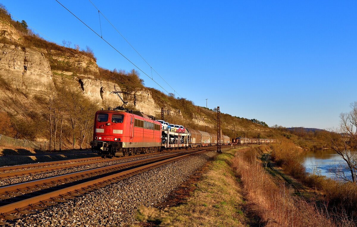 151 094 mit einem Güterzug am 08.03.2022 bei Himmelstadt.
