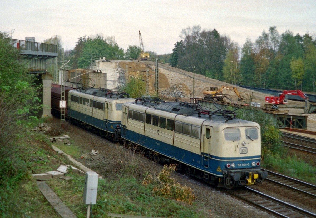 151 094 mit Erzzug Hamburg-Waltershof–Beddingen am 24.10.1993 zwischen Hamburg-Harburg und Meckelfeld; ber bzw. hinter dem Zug die Reste der stillgelegten berfhrung der KBS 120 von/nach Bremen, die im September 1993 eine neue Einfdelung in den Bahnhof Hamburg-Harburg erhielt.