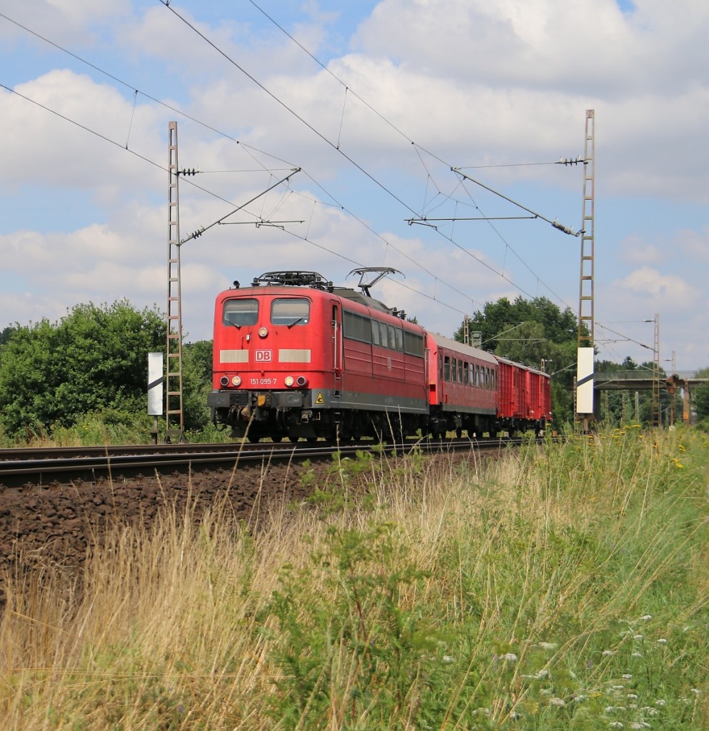 151 095-7 mit Hilfswagen in Fahrtrichtung Süden. Aufgenommen bei Eystrup am 22.07.2014.