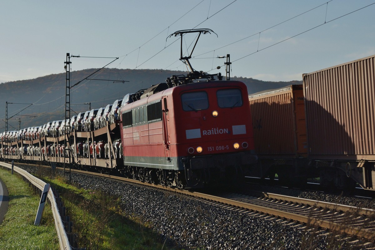 151 096-5 am 24.10.13 mit einen Autozug Richtung Norden.