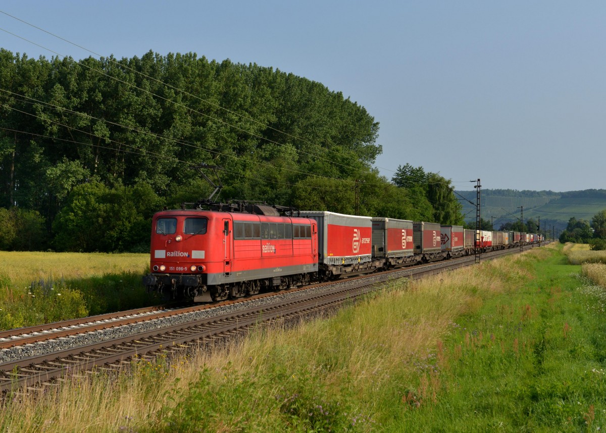 151 096 mit einem KLV am 06.07.2013 bei Himmelstadt.