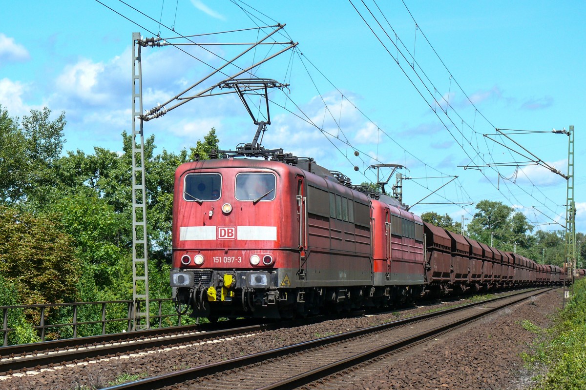 151 097-3 mit Schwesterlok unterwegs südwärts auf der rechten Rheinstrecke bei Ariendorf. Aufnahme vom 28/07/2009.