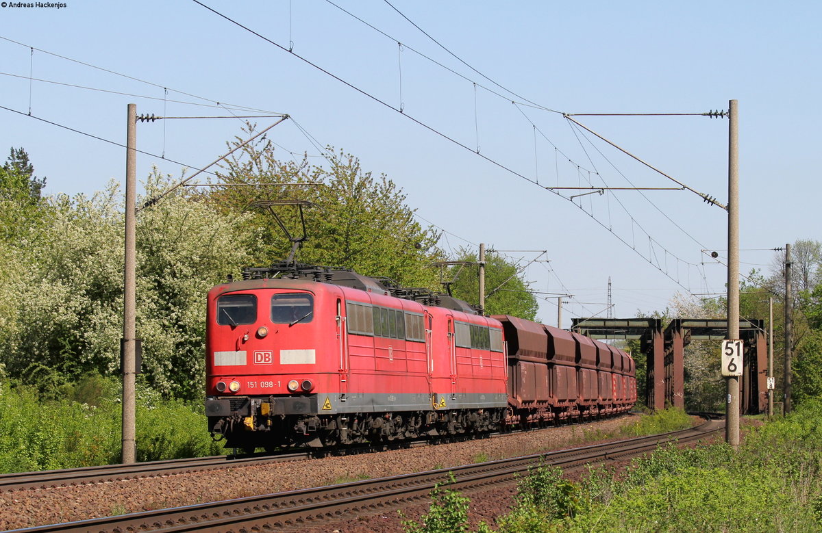 151 098-1 und 151 113-8 mit einem Erzzug bei Wierthe 7.5.16