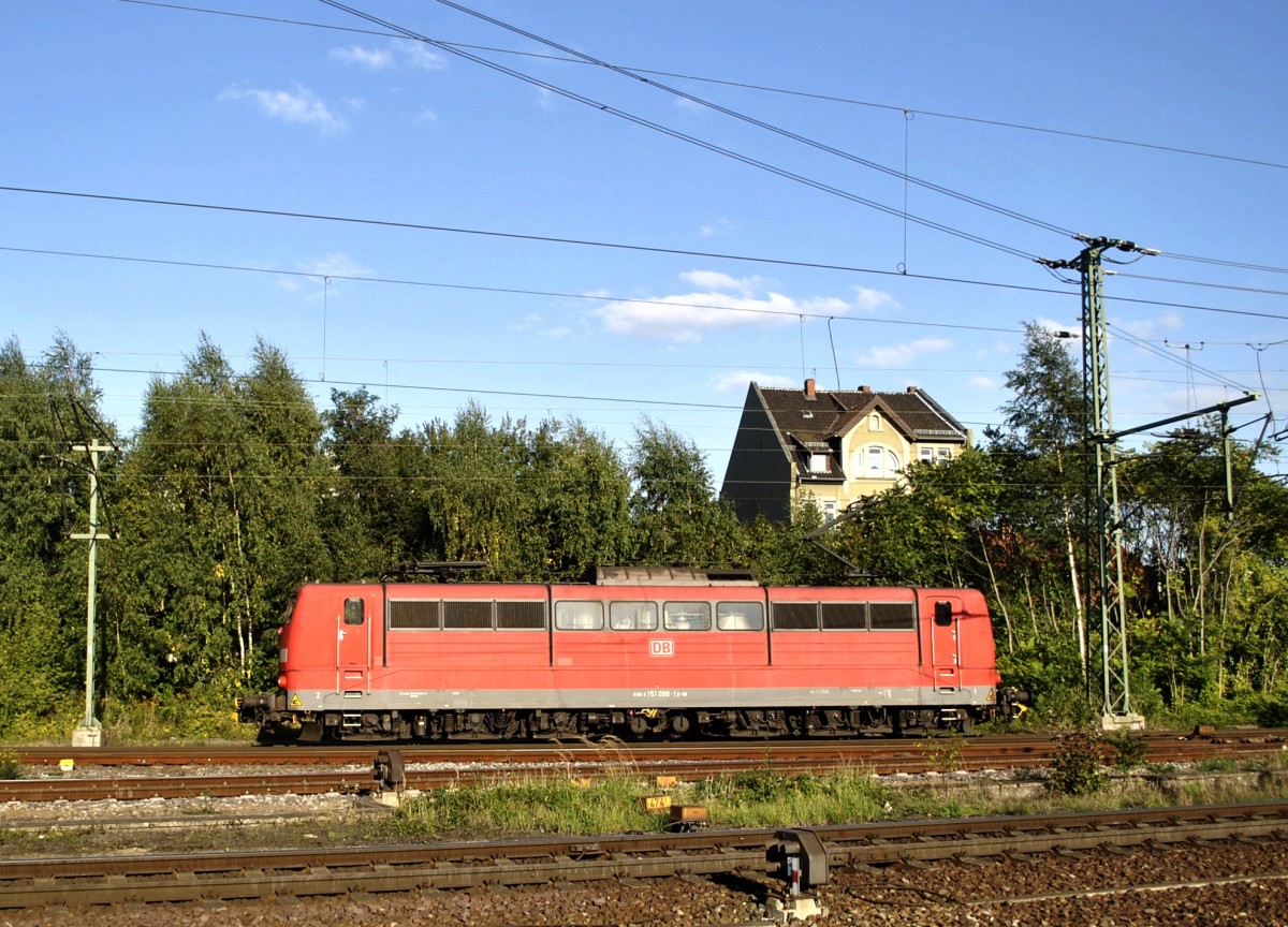 151 098-1, am 01.10.2013 in Lehrte