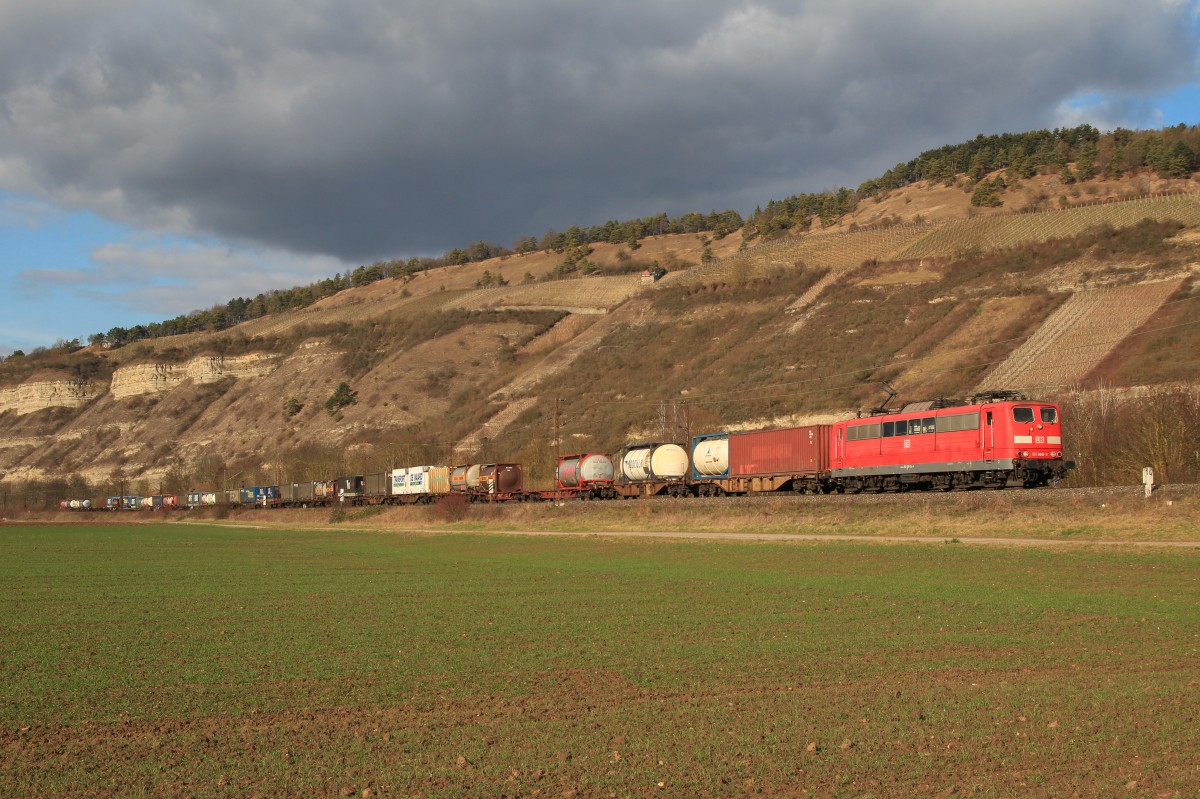 151 099 mit einem KLV am 20. Februar 2014 bei Thüngersheim.